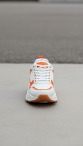 Tênis Branco com Detalhes Laranja